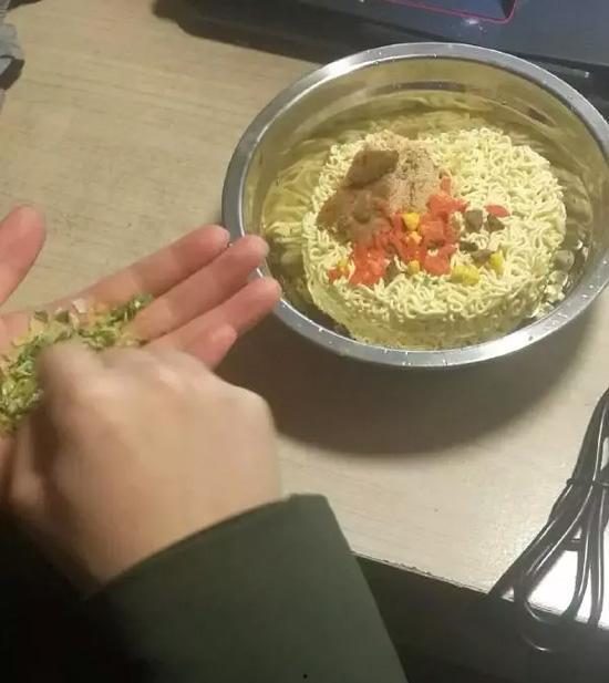 穷的稀饭和盐搞笑图片